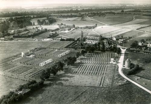 image A04 013R-Ranville - Vue aérienne - Cimetière Anglais