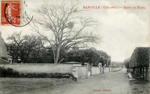 image-H01-011R-Ranville-Mairie-et-Ecole-Carte-postale-du-21-06-10 