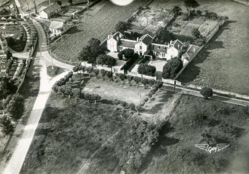 image-I01-012R-Ranville-Vue-aerienne-Ecoles-et-Place-des-Airbornes